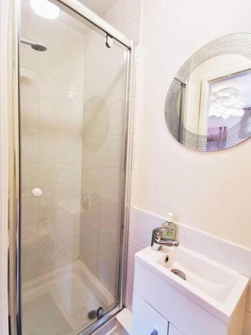 Apartment Fivehill Sheffield-en-suite-parking-long Sheffield