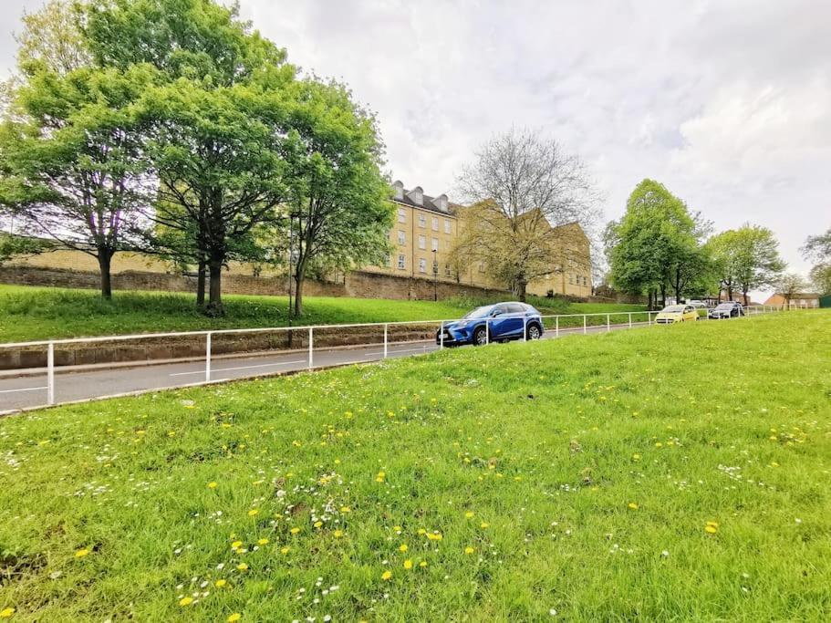 Apartment Fivehill Sheffield-en-suite-parking-long *