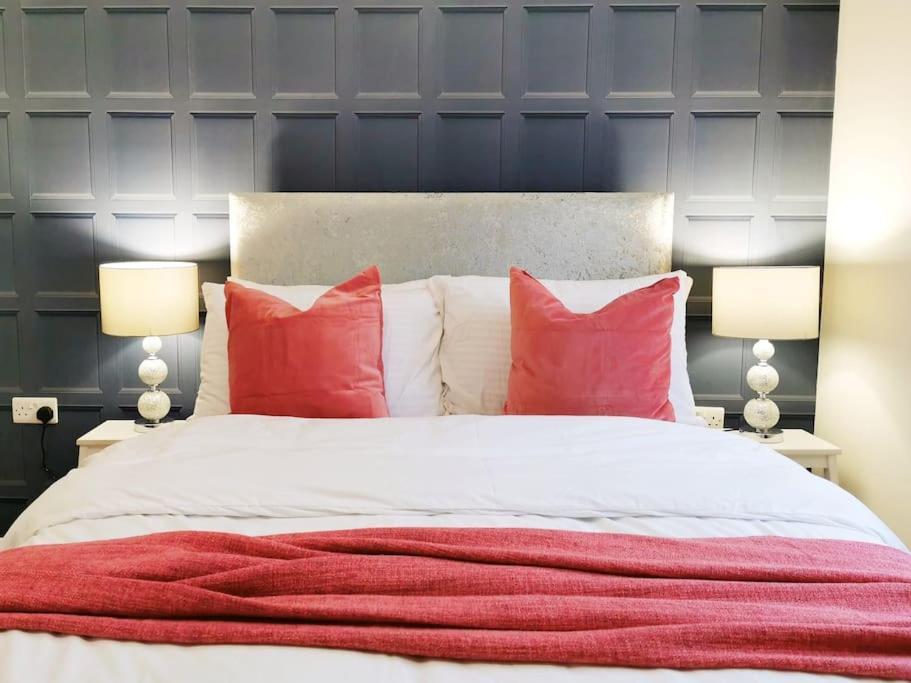 Apartment Fivehill Sheffield-en-suite-parking-long