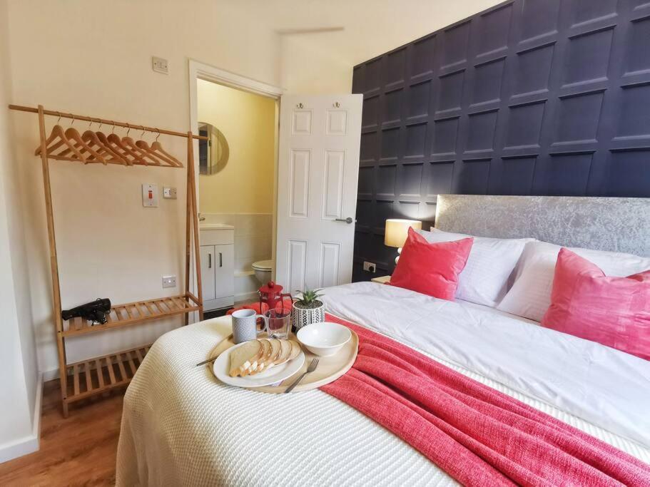 Apartment Fivehill Sheffield-en-suite-parking-long