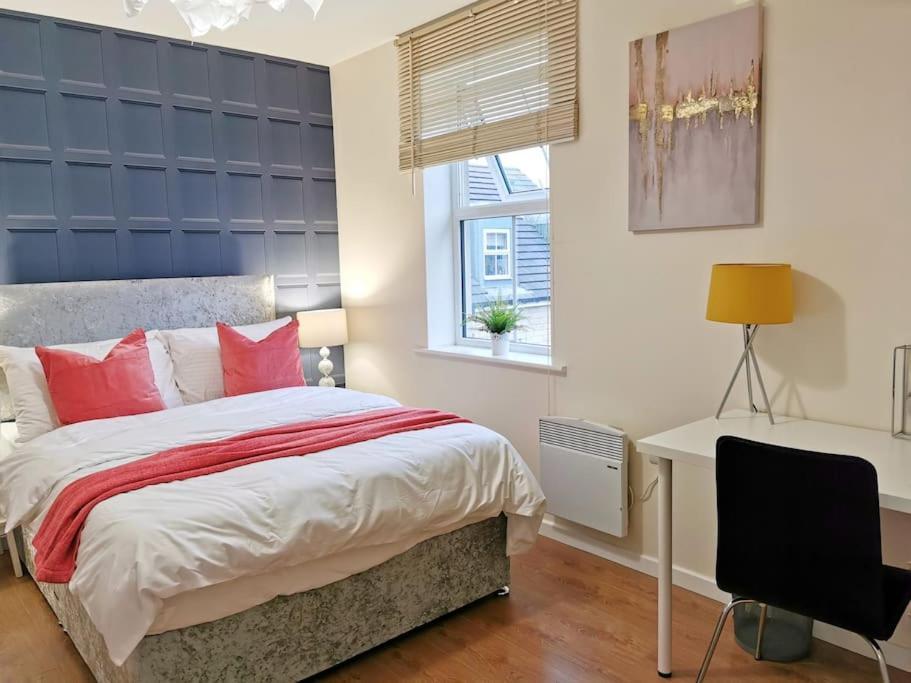 Fivehill Sheffield-en-suite-parking-long Apartment *