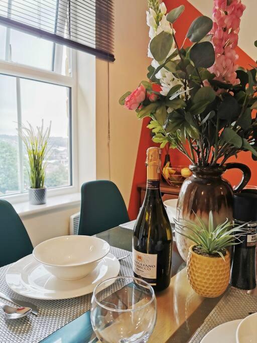 Fivehill Sheffield-en-suite-parking-long Apartment
